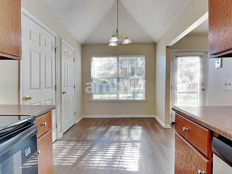 Building Photo - 11 Mills Run Ct