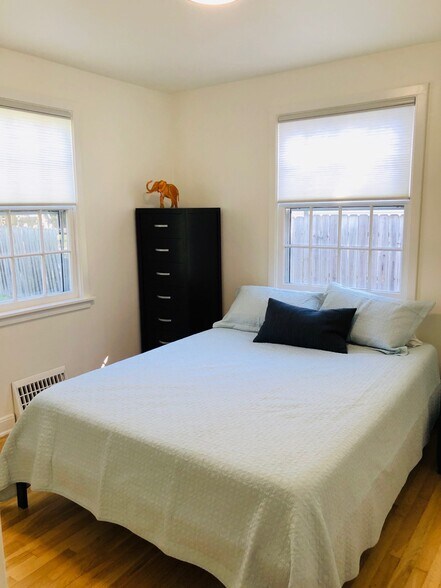 Building Photo - 1822 Vahlen St