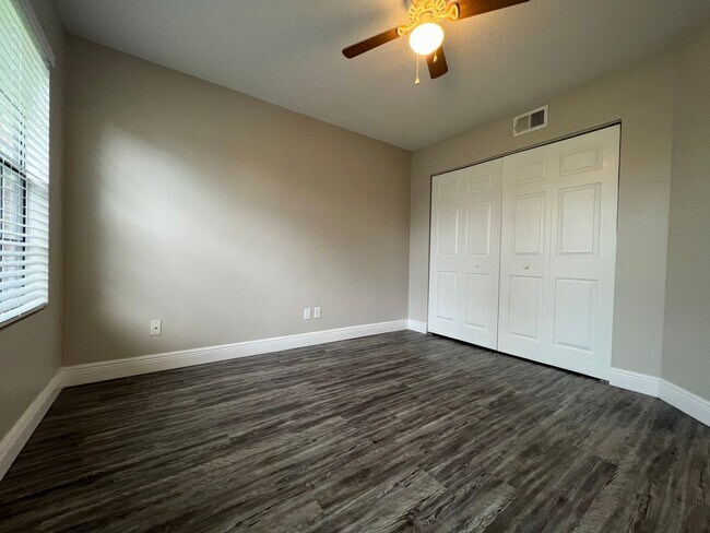 Building Photo - 2/1 Condo in Gated Lakefront Altamonte Com...