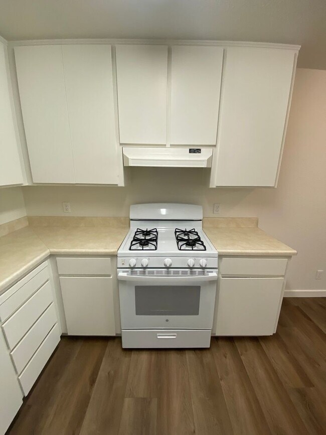 Building Photo - Downtown Duplex