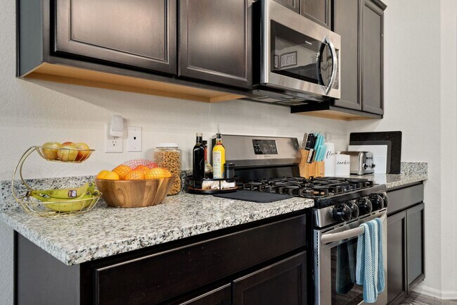 Building Photo - Beautiful 5 Bed Home in Raindance