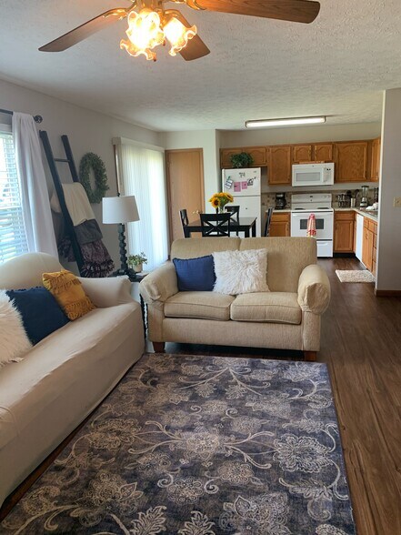 Spacious, bright open concept living area - 2805 Horizon Dr