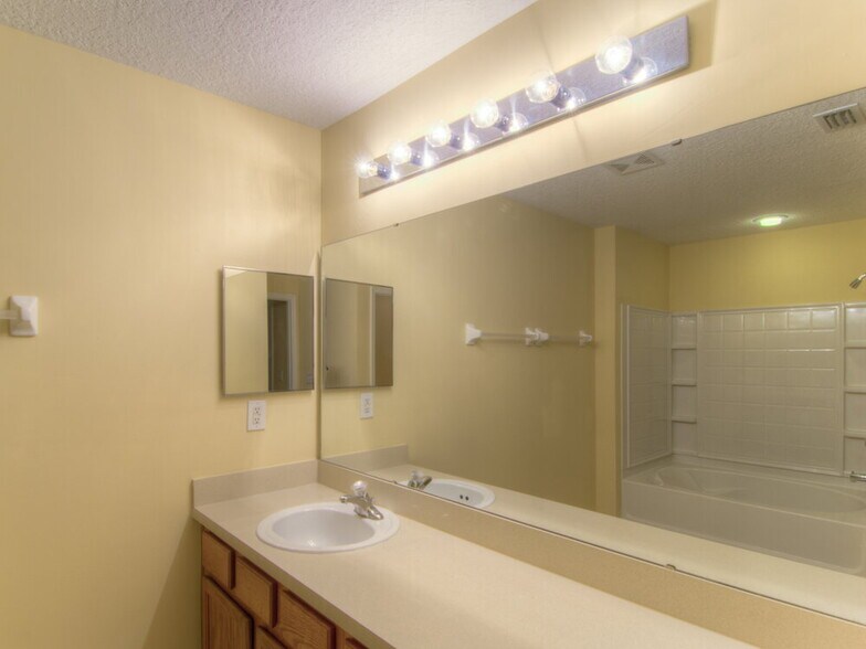 Building Photo - 2509 Victoria Point Dr