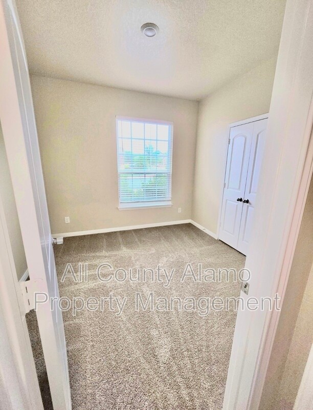 Building Photo - 12818 Cedarcreek Trl