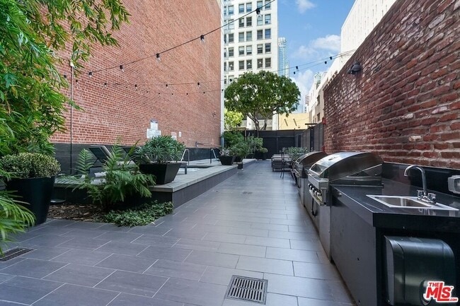 Building Photo - 460 S Spring St