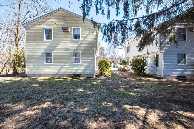 Building Photo - 54 Price St