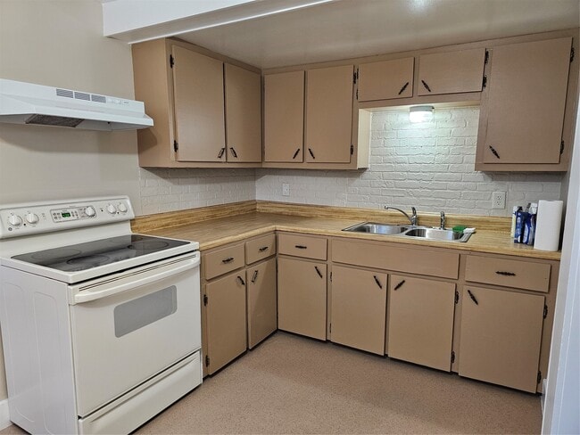 Building Photo - 5 W Chenango Rd