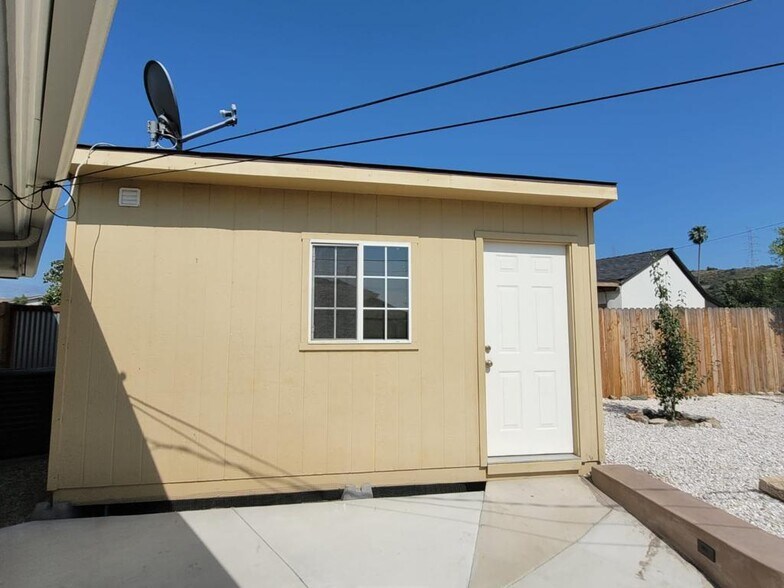 Building Photo - 204 W Duell St