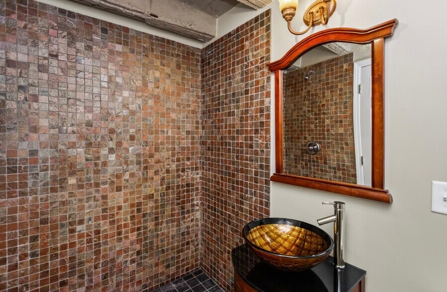 Building Photo - 809 E 40th St