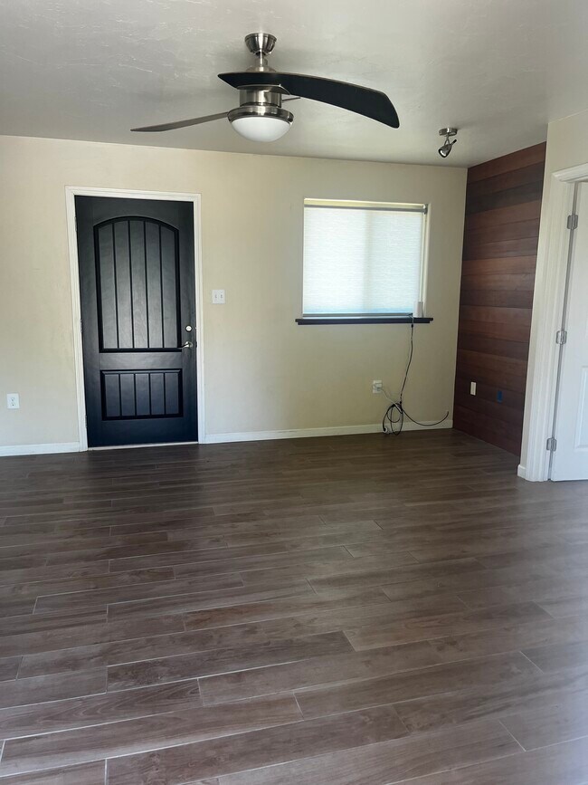 Building Photo - 40642 Sierra Dr