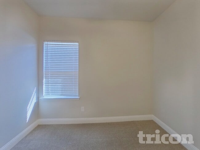 Building Photo - 1340 Beach Dr