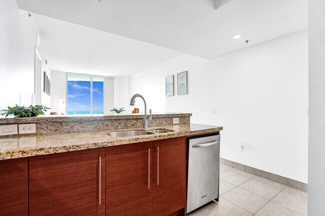 Building Photo - 2641 N Flamingo Rd