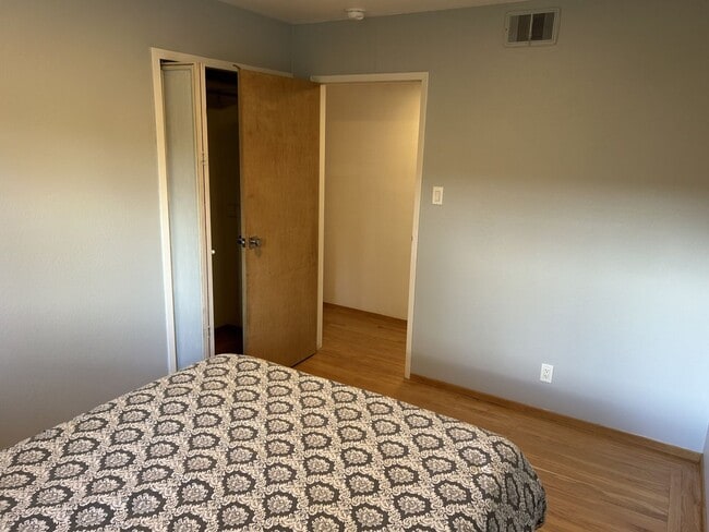 Building Photo - Lovely 4 Bedroom, 2 Bath Vintage Home