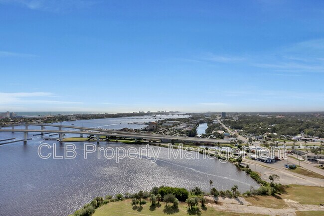 Building Photo - 231 Riverside Dr