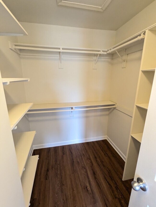 Building Photo - Renovated Townhouse in Frederick ready for...