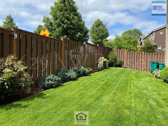 Building Photo - Beautiful 3 BR/2.5 BA Home in Desirable Bethany Neighborhood