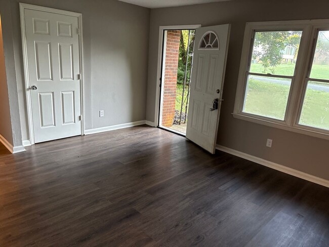 Building Photo - Quaint 3 bedroom/1  and 1/2 bath Winston S...