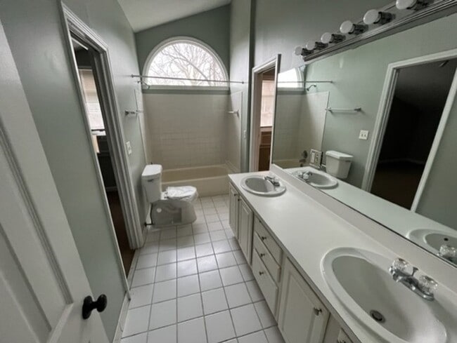 Building Photo - 883 Monroe Dr NE