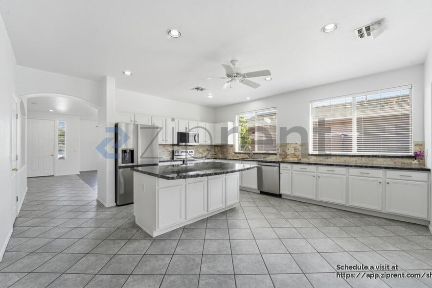 Building Photo - 2131 E Bellerive Pl