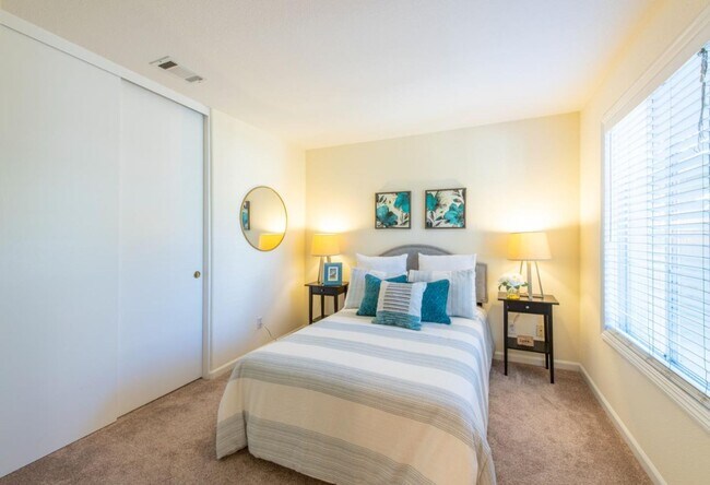 Building Photo - Newer 2 story townhome in desirable South San Jose Neighborhood