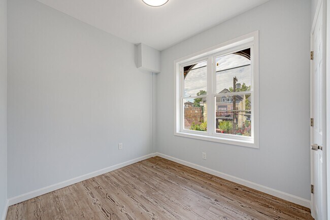 Building Photo - 5551 Columbo St