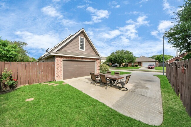 Building Photo - 1603 Dove Run