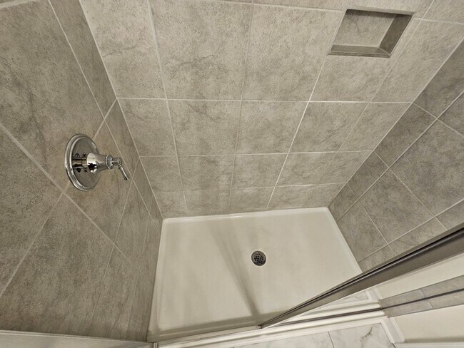Building Photo - BeautifulTownhome in North Charlotte