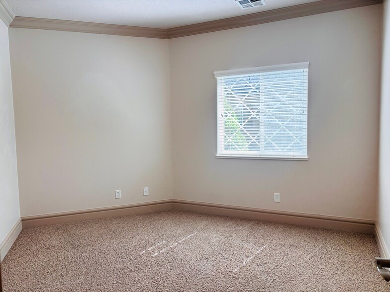 Building Photo - 409 Cobblestone Dr