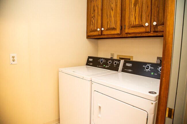 Building Photo - 1033 Hobbs Rd