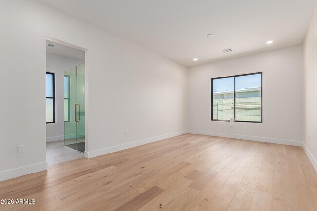 Building Photo - 3014 E Avalon Dr