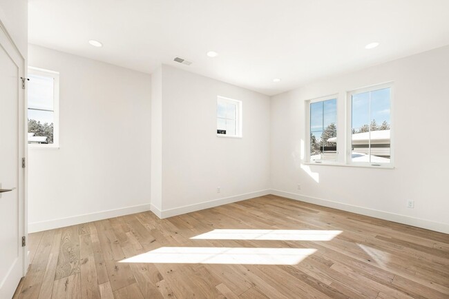 Building Photo - Move in special $1000 off first months ren...