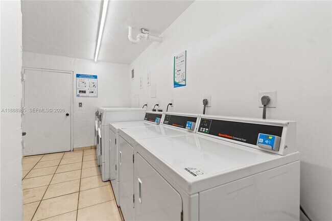 Building Photo - 800 Parkview Dr