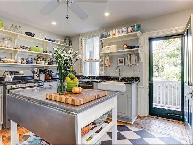 Building Photo - 27 N Hanson St