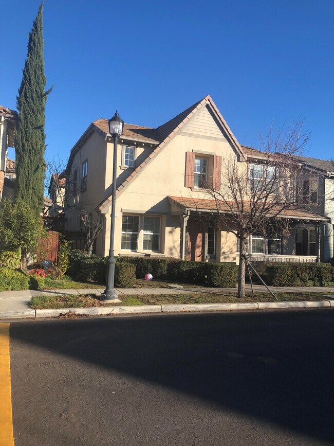 Building Photo - Gorgeous 4 Bed/3 Bath Mountain House Home ...