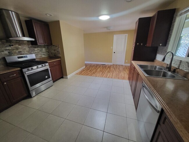 Building Photo - 1010 S Division St