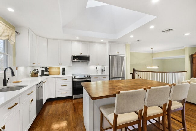 Building Photo - "Discover Comfort and Elegance: Spacious 4-Bed, 3-Bath Home with Hardwood Floors in Randolph, NJ!"