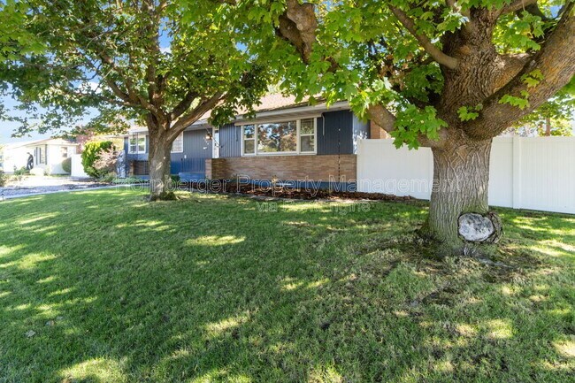 Building Photo - 4206 N Oak St