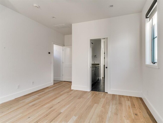 Building Photo - 920 Pedalers Ln