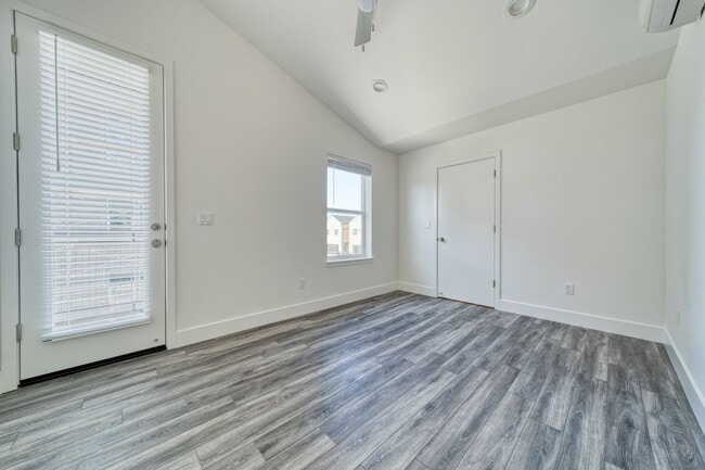 Building Photo - D61