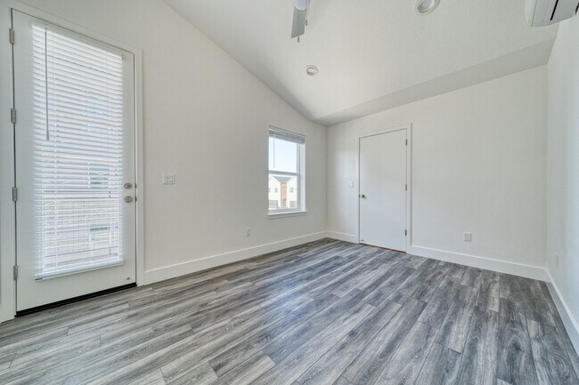 Building Photo - D62