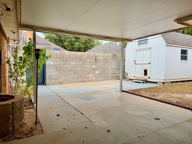 Building Photo - House For Rent