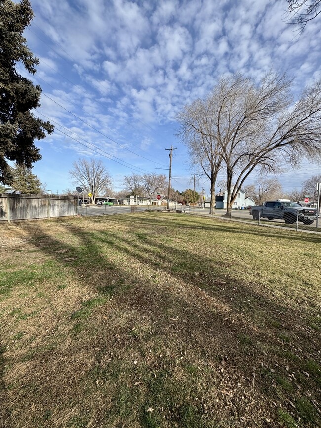 Building Photo - 560 E 6th N