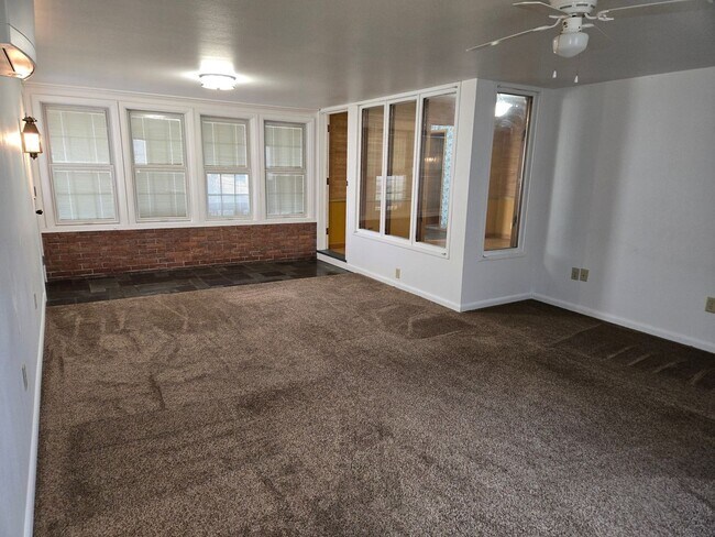 Building Photo - 132 Corll St