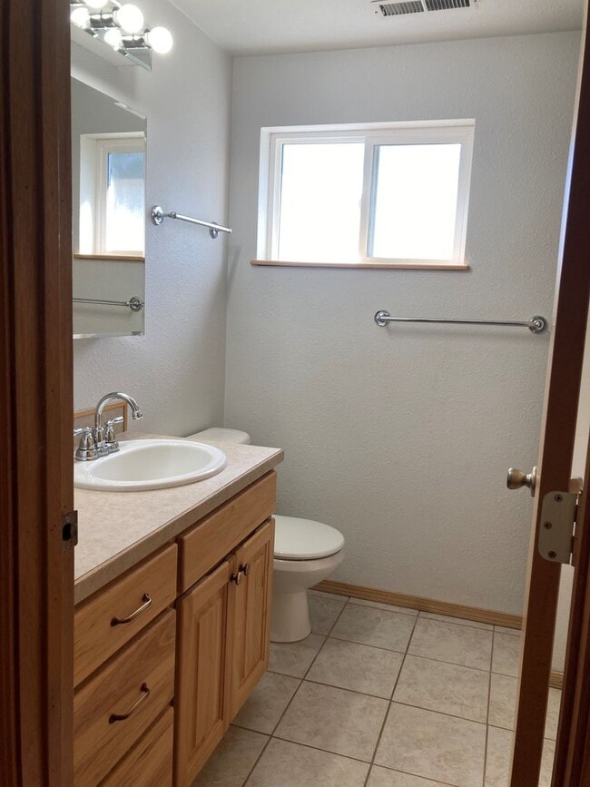 Building Photo - Spacious 4-Bedroom, 2-Bath Home with Daylight Basement, Large Yard & Two Fireplaces!.