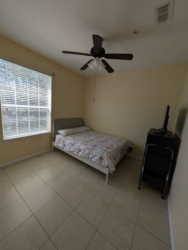 Building Photo - 3 Bedrooms 2 baths Immaculate condominium