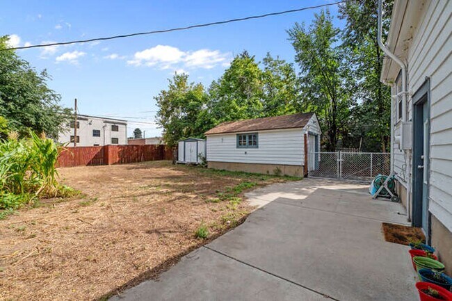 Building Photo - Updated 3-Bedroom, 2-Bath Home in the Hear...