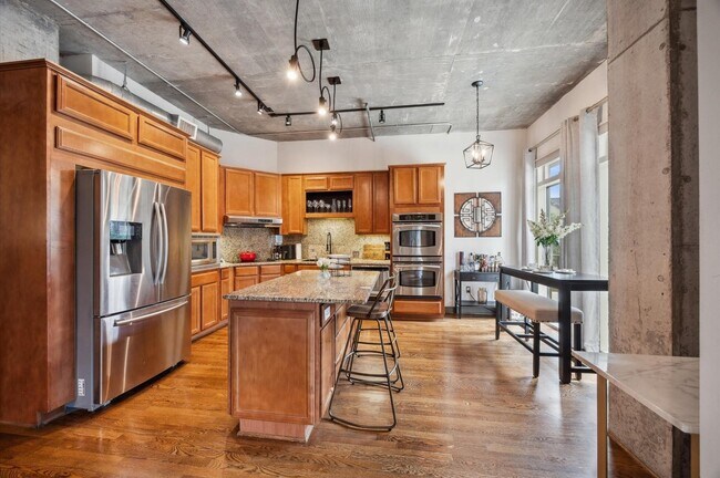 Building Photo - 1616 Fountain View Dr