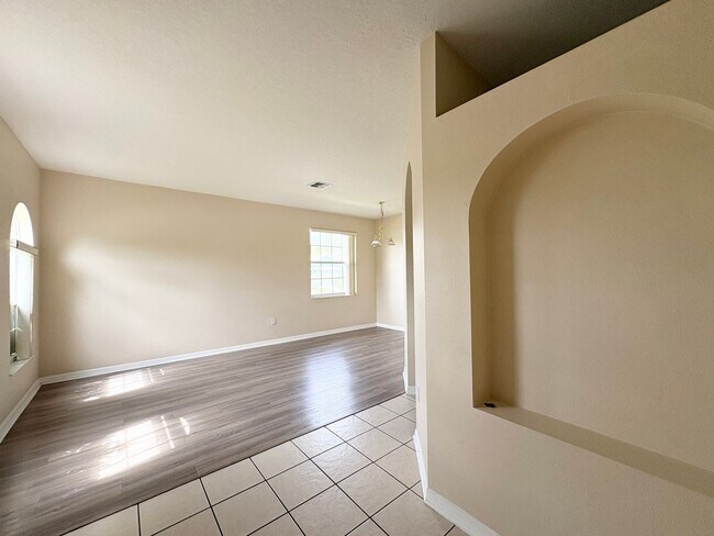 Building Photo - 10190 Granite Bay Dr