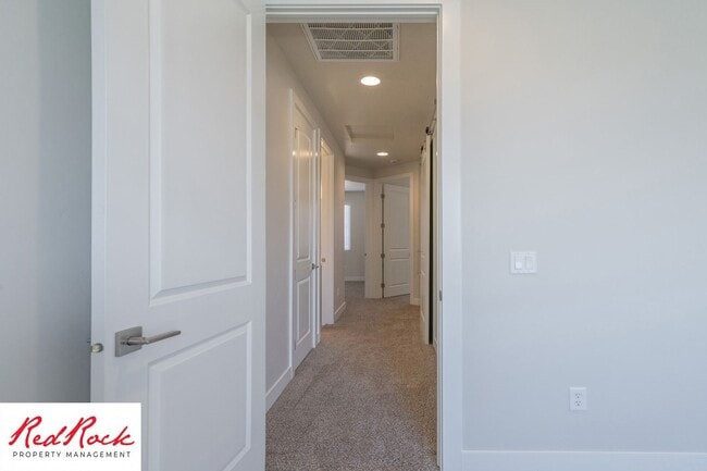 Building Photo - Hurricane Valley 3 Bedroom Townhome