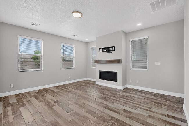 Building Photo - 5603 Linq Ct NE